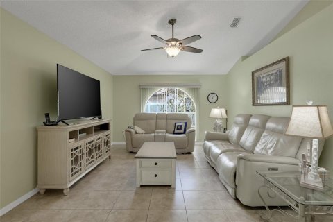 Villa ou maison à vendre à Deltona, Floride: 4 chambres, 193.98 m2 № 2388819 - photo 11