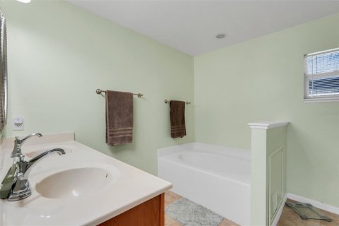 Villa ou maison à vendre à Deltona, Floride: 4 chambres, 193.98 m2 № 2388819 - photo 19