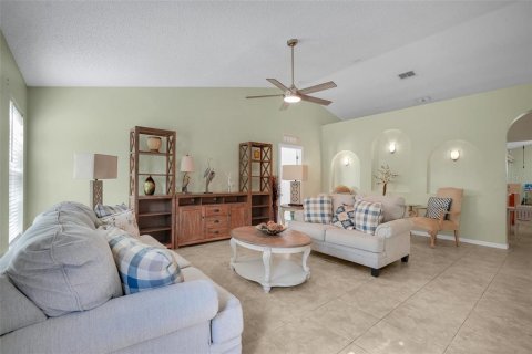 Villa ou maison à vendre à Deltona, Floride: 4 chambres, 193.98 m2 № 2388819 - photo 4