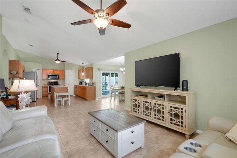 Villa ou maison à vendre à Deltona, Floride: 4 chambres, 193.98 m2 № 2388819 - photo 13