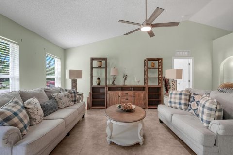 Villa ou maison à vendre à Deltona, Floride: 4 chambres, 193.98 m2 № 2388819 - photo 5