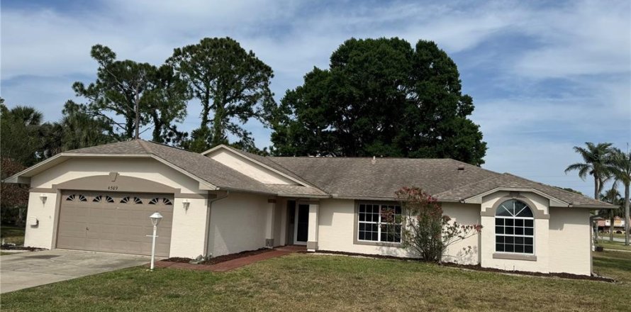 House in Port Orange, Florida 3 bedrooms, 175.49 sq.m. № 1648701