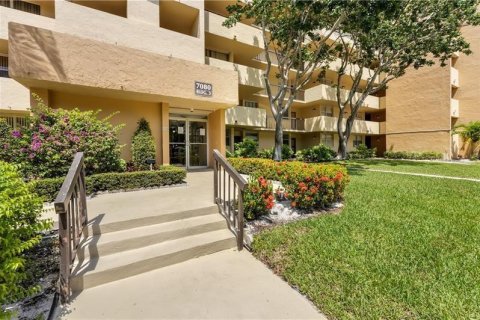 Condo in Lauderhill, Florida, 2 bedrooms № 2193435