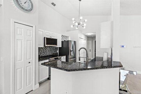 House in Davenport, Florida 4 bedrooms, 142.23 sq.m. № 1591342 - photo 8