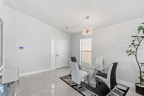 House in Davenport, Florida 4 bedrooms, 142.23 sq.m. № 1591342 - photo 5