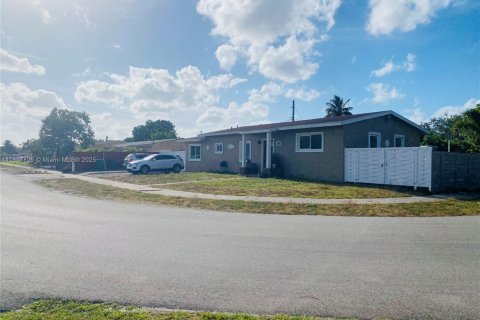 House in Miami Gardens, Florida 5 bedrooms, 138.8 sq.m. № 1748257 - photo 5