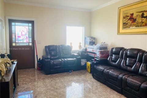 House in Miami Gardens, Florida 5 bedrooms, 138.8 sq.m. № 1748257 - photo 6