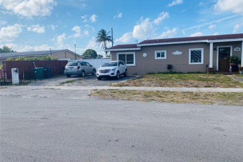 House in Miami Gardens, Florida 5 bedrooms, 138.8 sq.m. № 1748257 - photo 3