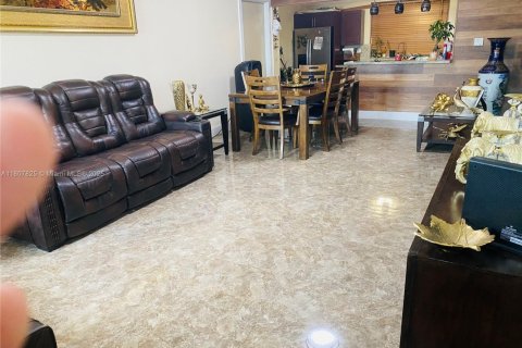 House in Miami Gardens, Florida 5 bedrooms, 138.8 sq.m. № 1748257 - photo 7