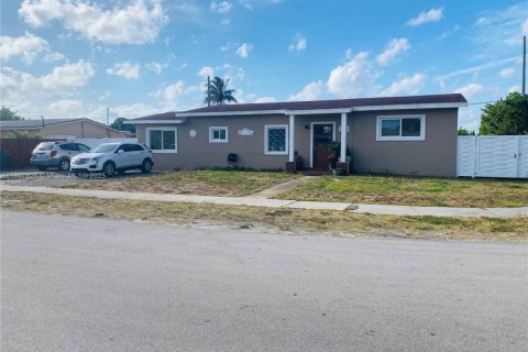 House in Miami Gardens, Florida 5 bedrooms, 138.8 sq.m. № 1748257 - photo 1