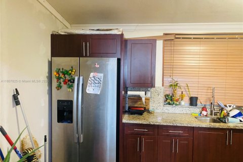 House in Miami Gardens, Florida 5 bedrooms, 138.8 sq.m. № 1748257 - photo 8