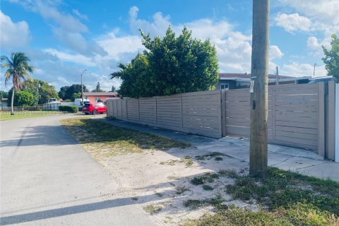 House in Miami Gardens, Florida 5 bedrooms, 138.8 sq.m. № 1748257 - photo 2