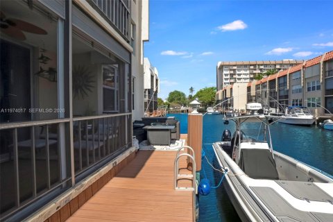 Copropriété à vendre à Pompano Beach, Floride: 2 chambres, 96.15 m2 № 2041944 - photo 2