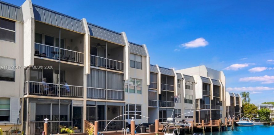 Condo à Pompano Beach, Floride, 2 chambres  № 2041944