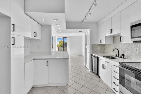 Снять в аренду кондоминиум в Бей-Харбор-Айлендс, Флорида 2 спальни, 97.55м2, № 1991270 - фото 22