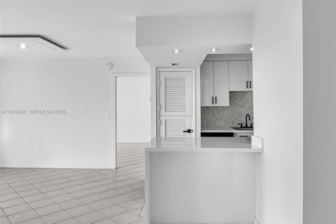 Снять в аренду кондоминиум в Бей-Харбор-Айлендс, Флорида 2 спальни, 97.55м2, № 1991270 - фото 20