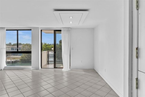 Снять в аренду кондоминиум в Бей-Харбор-Айлендс, Флорида 2 спальни, 97.55м2, № 1991270 - фото 26