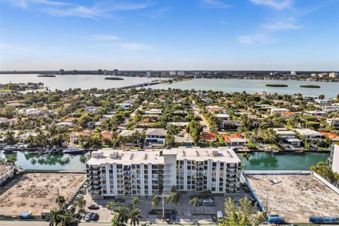 Снять в аренду кондоминиум в Бей-Харбор-Айлендс, Флорида 2 спальни, 97.55м2, № 1991270 - фото 2