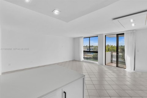 Снять в аренду кондоминиум в Бей-Харбор-Айлендс, Флорида 2 спальни, 97.55м2, № 1991270 - фото 24