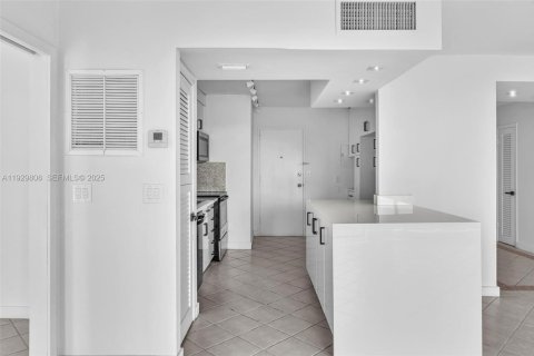 Снять в аренду кондоминиум в Бей-Харбор-Айлендс, Флорида 2 спальни, 97.55м2, № 1991270 - фото 21