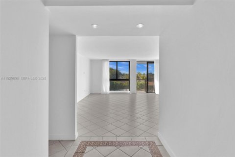 Снять в аренду кондоминиум в Бей-Харбор-Айлендс, Флорида 2 спальни, 97.55м2, № 1991270 - фото 14