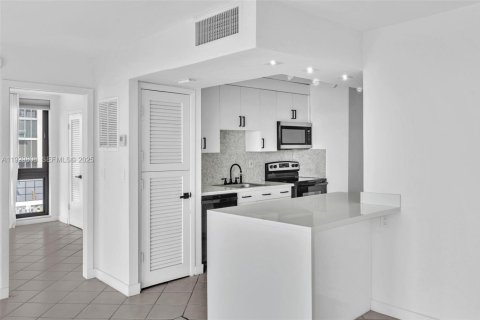 Снять в аренду кондоминиум в Бей-Харбор-Айлендс, Флорида 2 спальни, 97.55м2, № 1991270 - фото 19