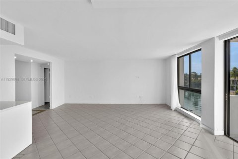 Снять в аренду кондоминиум в Бей-Харбор-Айлендс, Флорида 2 спальни, 97.55м2, № 1991270 - фото 25