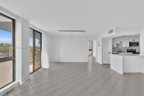 Снять в аренду кондоминиум в Бей-Харбор-Айлендс, Флорида 2 спальни, 97.55м2, № 1991270 - фото 17