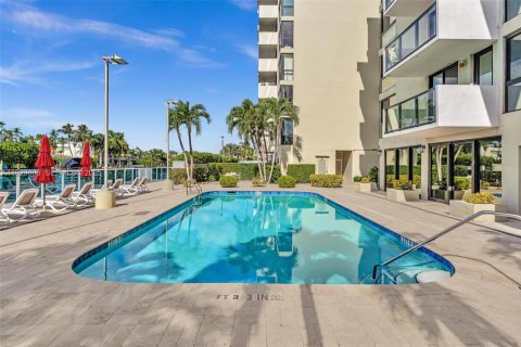 Снять в аренду кондоминиум в Бей-Харбор-Айлендс, Флорида 2 спальни, 97.55м2, № 1991270 - фото 10