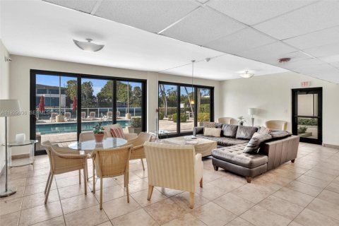 Снять в аренду кондоминиум в Бей-Харбор-Айлендс, Флорида 2 спальни, 97.55м2, № 1991270 - фото 12