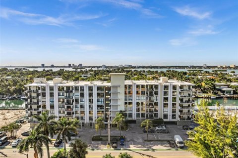 Снять в аренду кондоминиум в Бей-Харбор-Айлендс, Флорида 2 спальни, 97.55м2, № 1991270 - фото 1