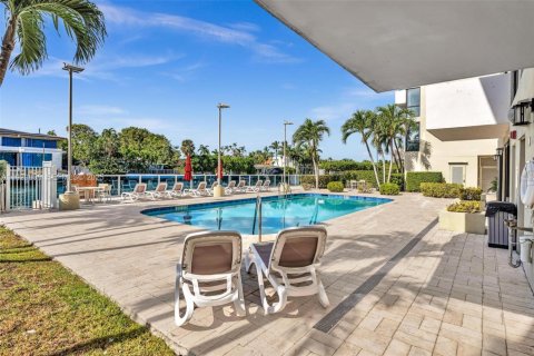 Снять в аренду кондоминиум в Бей-Харбор-Айлендс, Флорида 2 спальни, 97.55м2, № 1991270 - фото 9