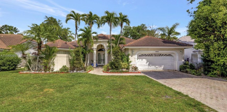 House in Lauderhill, Florida 4 bedrooms, 269.97 sq.m. № 1862739