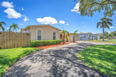 House in Cooper City, Florida 3 bedrooms, 177.54 sq.m. № 1888716 - photo 15