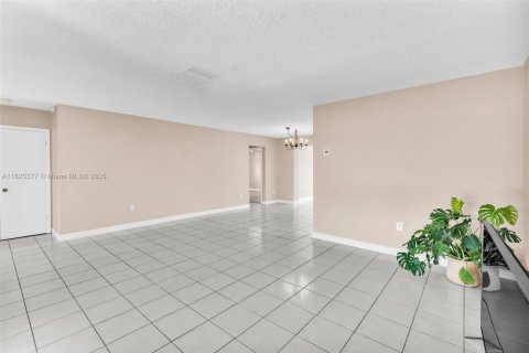 House in Cooper City, Florida 3 bedrooms, 177.54 sq.m. № 1888716 - photo 20