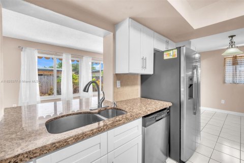 House in Cooper City, Florida 3 bedrooms, 177.54 sq.m. № 1888716 - photo 26