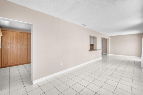 House in Cooper City, Florida 3 bedrooms, 177.54 sq.m. № 1888716 - photo 25