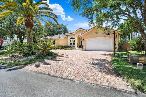 Casa en venta en Miami, Florida, 4 dormitorios, 307.88 m2 № 2087010 - foto 2
