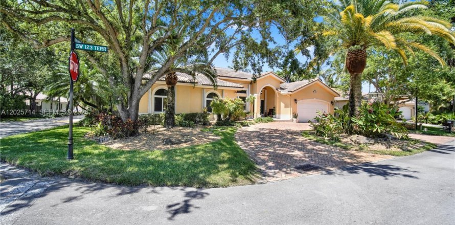Casa en Miami, Florida 4 dormitorios, 307.88 m2 № 2087010