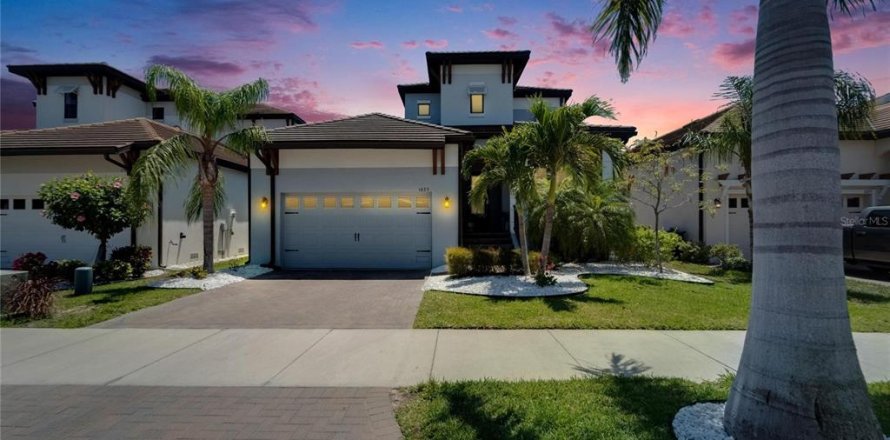 House in Ruskin, Florida 3 bedrooms, 240.71 sq.m. № 1666385