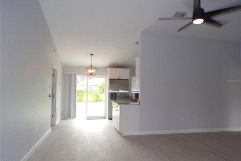 Villa ou maison à louer à Port Charlotte, Floride: 2 chambres, 91.79 m2 № 2396996 - photo 4