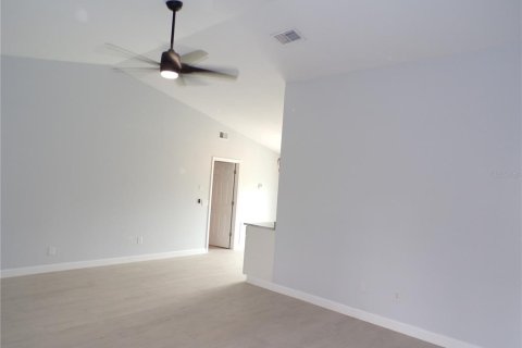 Villa ou maison à louer à Port Charlotte, Floride: 2 chambres, 91.79 m2 № 2396996 - photo 3
