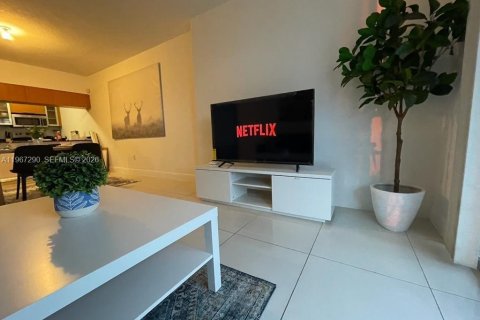 Condo in Miami, Florida, 1 bedroom  № 2029668 - photo 12