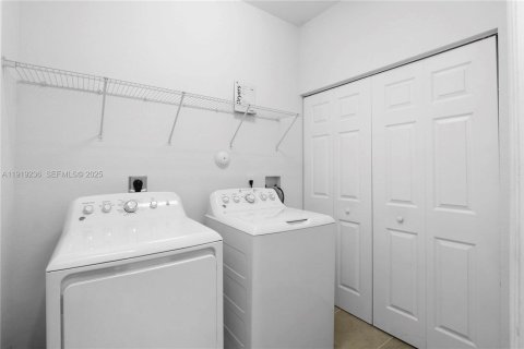 Casa en venta en Homestead, Florida, 5 dormitorios, 325.16 m2 № 1976398 - foto 19