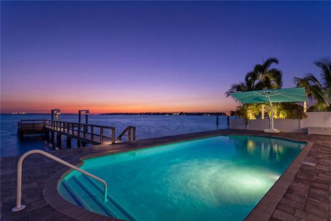 Casa en Saint Petersburg, Florida 3 dormitorios, 239.04 m2 № 2379406