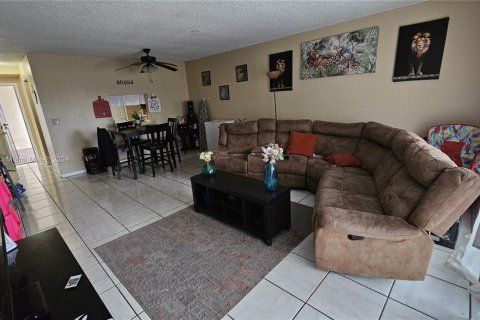 Condominio en venta en Lauderhill, Florida, 3 dormitorios, 111.02 m2 № 1120842 - foto 1