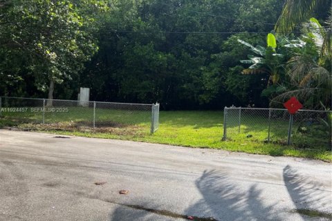 Terreno en venta en North Miami Beach, Florida № 1982539 - foto 1