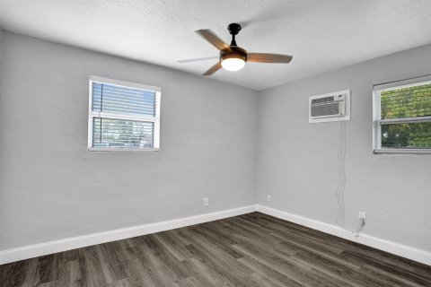 Commercial property in Pompano Beach, Florida 91.79 sq.m. № 2084014 - photo 11