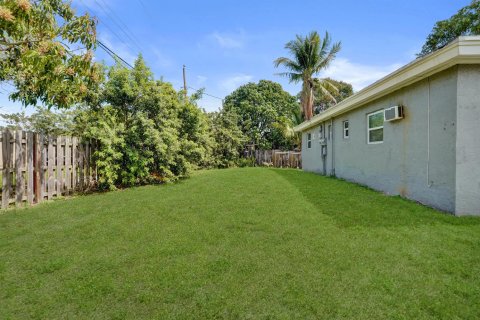 Commercial property in Pompano Beach, Florida 91.79 sq.m. № 2084014 - photo 25