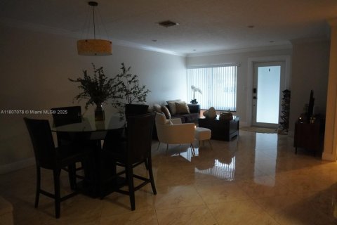 Купить таунхаус в Майами-Гарденс, Флорида 3 спальни, 125.05м2, № 1940554 - фото 21